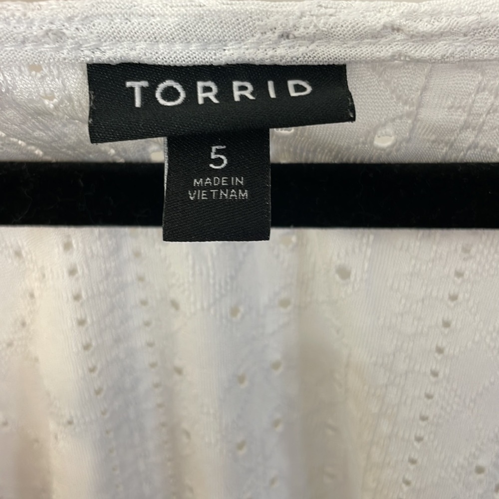 Torrid 5 TORRID WHITE EYELET FIT & FLARE MIDI TOP - Picture 7 of 9